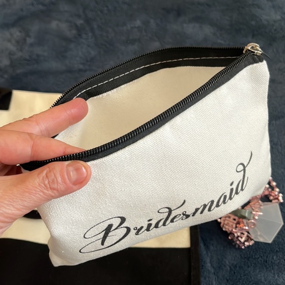 Bridesmaid tote bag and accessories - Picture 3 of 4